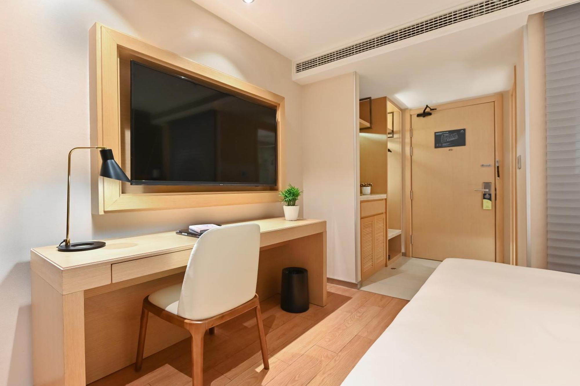 Atour X West Nanjing Road Hotel 4*